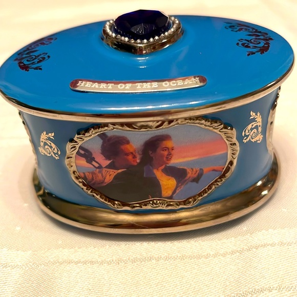 Titanic Heirloom 1990 Porcelain Music Box - Picture 1 of 10